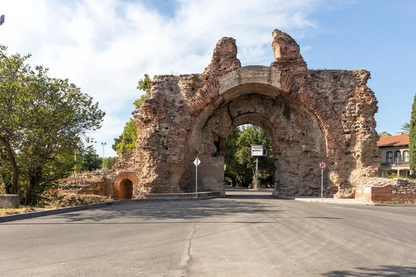 南門は ブルガリアのプロヴディフ地方ヒサリヤ町ディオクレティアノポリスの古代都市のローマ要塞のラクダとして知られています — ストック写真