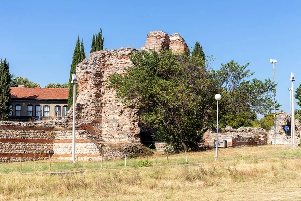 Güney kapısı, Bulgaristan 'ın Filibe Bölgesi' nin Hisarya kentindeki antik Diocletianopolis kentinde Roma tahkimatlarındaki develer olarak biliniyor.