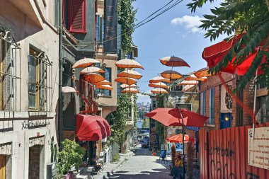 İstanbul, Türkiye - 27 Temmuz 2019: İstanbul 'un Balat ilçesinde tipik sokak ve bina