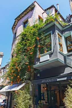 İstanbul, Türkiye - 27 Temmuz 2019: İstanbul 'un Balat ilçesinde tipik sokak ve bina