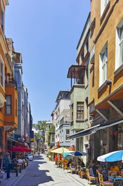 İstanbul, Türkiye - 27 Temmuz 2019: İstanbul 'un Balat ilçesinde tipik sokak ve bina