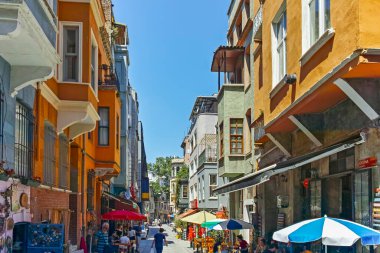 İstanbul, Türkiye - 27 Temmuz 2019: İstanbul 'un Balat ilçesinde tipik sokak ve bina