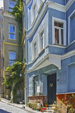 İstanbul, Türkiye - 27 Temmuz 2019: İstanbul 'un Balat ilçesinde tipik sokak ve bina