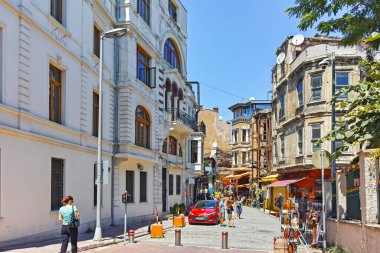 İstanbul, Türkiye - 27 Temmuz 2019: İstanbul 'un Balat ilçesinde tipik sokak ve bina