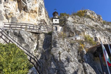 Bulgaristan 'ın Ruse bölgesindeki Saint Dimitar Basarbowski' ye adanmış Ortaçağ Basarbovo Kaya Manastırı