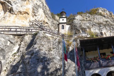 Bulgaristan 'ın Ruse bölgesindeki Saint Dimitar Basarbowski' ye adanmış Ortaçağ Basarbovo Kaya Manastırı