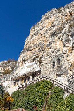 Bulgaristan 'ın Ruse bölgesindeki Saint Dimitar Basarbowski' ye adanmış Ortaçağ Basarbovo Kaya Manastırı