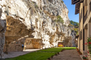 Bulgaristan 'ın Ruse bölgesindeki Saint Dimitar Basarbowski' ye adanmış Ortaçağ Basarbovo Kaya Manastırı