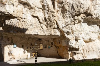 Bulgaristan 'ın Ruse bölgesindeki Saint Dimitar Basarbowski' ye adanmış Ortaçağ Basarbovo Kaya Manastırı