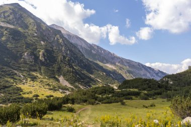 Bulgaristan 'ın Vihren kulübesi yakınlarındaki Pirin Dağı' nın yaz manzarası