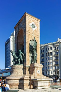 İSTANBUL, TURKEY - 26 Temmuz 2019: İstanbul, Türkiye 'nin merkezinde Taksim Meydanı Panoraması
