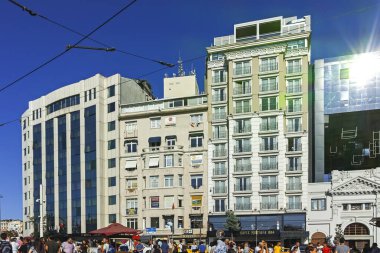İSTANBUL, TURKEY - 26 Temmuz 2019: İstanbul, Türkiye 'nin merkezinde Taksim Meydanı Panoraması