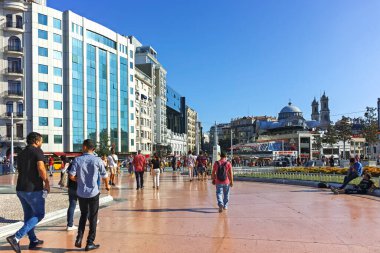 İSTANBUL, TURKEY - 26 Temmuz 2019: İstanbul, Türkiye 'nin merkezinde Taksim Meydanı Panoraması