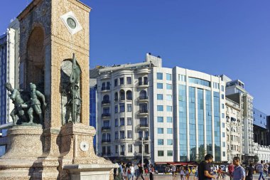 İSTANBUL, TURKEY - 26 Temmuz 2019: İstanbul, Türkiye 'nin merkezinde Taksim Meydanı Panoraması