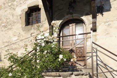 Bulgaristan 'ın Blagoevgrad bölgesinin tarihi Melnik kentinde tipik sokak ve eski evler