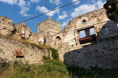 Bulgaristan 'ın Blagoevgrad bölgesinin tarihi Melnik kentinde tipik sokak ve eski evler