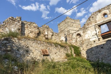 Bulgaristan 'ın Blagoevgrad bölgesinin tarihi Melnik kentinde tipik sokak ve eski evler