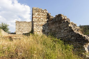 Bulgaristan 'ın Blagoevgrad bölgesinin tarihi Melnik kentinde tipik sokak ve eski evler