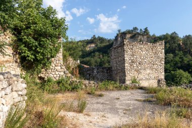 Bulgaristan 'ın Blagoevgrad bölgesinin tarihi Melnik kentinde tipik sokak ve eski evler
