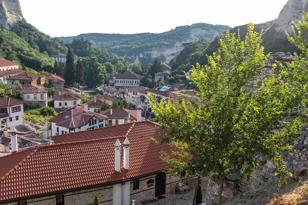 Τυπικό Δρόμο Και Παλιά Σπίτια Στην Ιστορική Πόλη Μέλνικ Περιοχή — Φωτογραφία Αρχείου