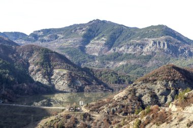 Bulgaristan 'ın Borovitsa Barajı yakınlarındaki Rodop Dağlarının şaşırtıcı manzarası
