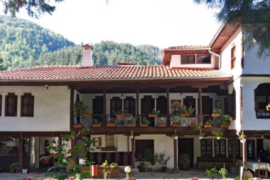 Ortaçağ Osenovlag Manastırı, Yedi Taht Manastırı, Sofya bölgesi, Bulgaristan olarak bilinen Aziz Mary 'ye adanmıştır.