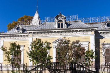 RUSE, BULGARIA -NOVEMBER 2, 2020: Bulgaristan 'ın Ruse kentinin merkezindeki Tipik İnşaat ve Sokak