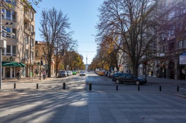 RUSE, BULGARIA -NOVEMBER 2, 2020: Bulgaristan 'ın Ruse kentinin merkezindeki Tipik İnşaat ve Sokak