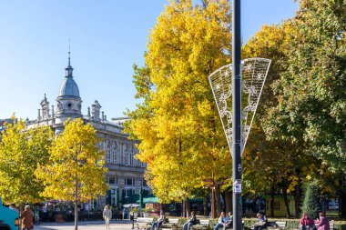RUSE, BULGARIA -NOVEMBER 2, 2020: Bulgaristan 'ın Ruse kentinin merkezindeki Tipik İnşaat ve Sokak