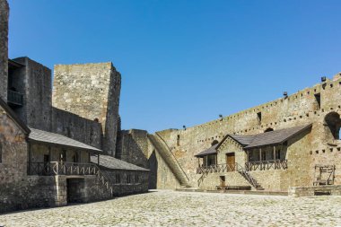 SMEDEREVO, SERBIA - 12 Ağustos 2019: Sırbistan 'ın Smederevo kentindeki Tuna Nehri kıyısındaki Smederevo Kalesi kalıntıları