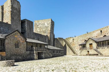 SMEDEREVO, SERBIA - 12 Ağustos 2019: Sırbistan 'ın Smederevo kentindeki Tuna Nehri kıyısındaki Smederevo Kalesi kalıntıları