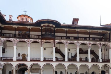RILA MONASTERY, BULGARIA - 24 Haziran 2021: Rila (Rila Manastırı), Kyustendil Bölgesi, Bulgaristan 'daki Saint Ivan (John) Manastırı' nın iç manzarası