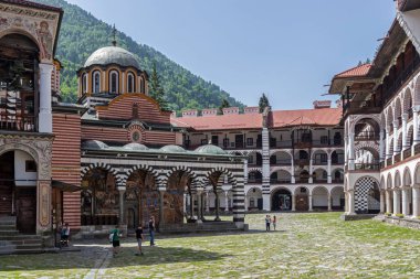 RILA MONASTERY, BULGARIA - 24 Haziran 2021: Rila (Rila Manastırı), Kyustendil Bölgesi, Bulgaristan 'daki Saint Ivan (John) Manastırı' nın iç manzarası
