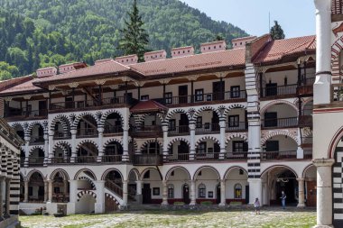 RILA MONASTERY, BULGARIA - 24 Haziran 2021: Rila (Rila Manastırı), Kyustendil Bölgesi, Bulgaristan 'daki Saint Ivan (John) Manastırı' nın iç manzarası