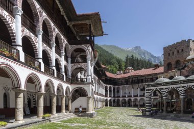 RILA MONASTERY, BULGARIA - 24 Haziran 2021: Rila (Rila Manastırı), Kyustendil Bölgesi, Bulgaristan 'daki Saint Ivan (John) Manastırı' nın iç manzarası