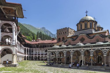 RILA MONASTERY, BULGARIA - 24 Haziran 2021: Rila (Rila Manastırı), Kyustendil Bölgesi, Bulgaristan 'daki Saint Ivan (John) Manastırı' nın iç manzarası