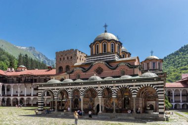 RILA MONASTERY, BULGARIA - 24 Haziran 2021: Rila (Rila Manastırı), Kyustendil Bölgesi, Bulgaristan 'daki Saint Ivan (John) Manastırı' nın iç manzarası