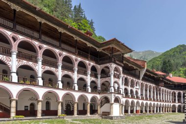 RILA MONASTERY, BULGARIA - 24 Haziran 2021: Rila (Rila Manastırı), Kyustendil Bölgesi, Bulgaristan 'daki Saint Ivan (John) Manastırı' nın iç manzarası
