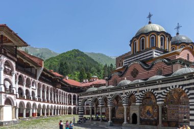 RILA MONASTERY, BULGARIA - 24 Haziran 2021: Rila (Rila Manastırı), Kyustendil Bölgesi, Bulgaristan 'daki Saint Ivan (John) Manastırı' nın iç manzarası