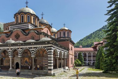 RILA MONASTERY, BULGARIA - 24 Haziran 2021: Rila (Rila Manastırı), Kyustendil Bölgesi, Bulgaristan 'daki Saint Ivan (John) Manastırı' nın iç manzarası