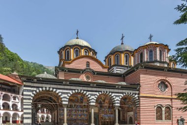 RILA MONASTERY, BULGARIA - 24 Haziran 2021: Rila (Rila Manastırı), Kyustendil Bölgesi, Bulgaristan 'daki Saint Ivan (John) Manastırı' nın iç manzarası