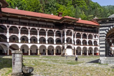 RILA MONASTERY, BULGARIA - 24 Haziran 2021: Rila (Rila Manastırı), Kyustendil Bölgesi, Bulgaristan 'daki Saint Ivan (John) Manastırı' nın iç manzarası