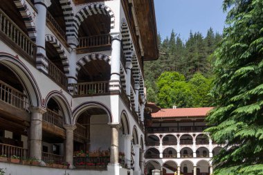 RILA MONASTERY, BULGARIA - 24 Haziran 2021: Rila (Rila Manastırı), Kyustendil Bölgesi, Bulgaristan 'daki Saint Ivan (John) Manastırı' nın iç manzarası