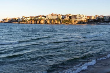SOZOPOL, BULGARIA - 1 Eylül 2020: Bulgaristan 'ın Burgaz Bölgesi Sozopol kentinin kıyı şeridinin gün batımı manzarası
