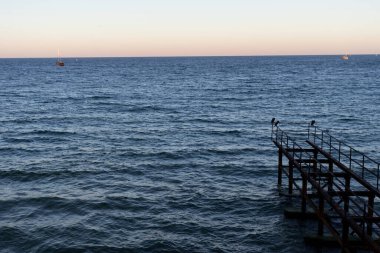 SOZOPOL, BULGARIA - 1 Eylül 2020: Bulgaristan 'ın Burgaz Bölgesi Sozopol kentinin kıyı şeridinin gün batımı manzarası