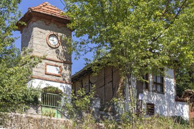 SVEZHEN, BULGARIA - SEPTEMBER 7, 2020: Otantik 19. yüzyıl evleriyle Svezhen Köyü, Filibe Bölgesi, Bulgaristan