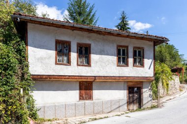SVEZHEN, BULGARIA - SEPTEMBER 7, 2020: Otantik 19. yüzyıl evleriyle Svezhen Köyü, Filibe Bölgesi, Bulgaristan