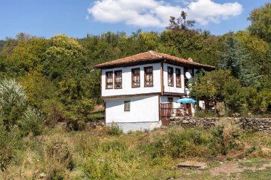 SVEZHEN, BULGARIA - SEPTEMBER 7, 2020: Otantik 19. yüzyıl evleriyle Svezhen Köyü, Filibe Bölgesi, Bulgaristan