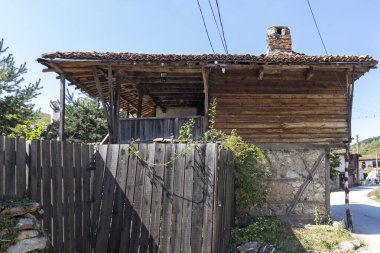 SVEZHEN, BULGARIA - SEPTEMBER 7, 2020: Otantik 19. yüzyıl evleriyle Svezhen Köyü, Filibe Bölgesi, Bulgaristan