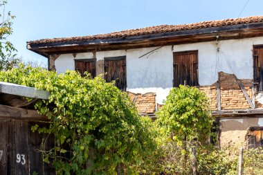 SVEZHEN, BULGARIA - SEPTEMBER 7, 2020: Otantik 19. yüzyıl evleriyle Svezhen Köyü, Filibe Bölgesi, Bulgaristan